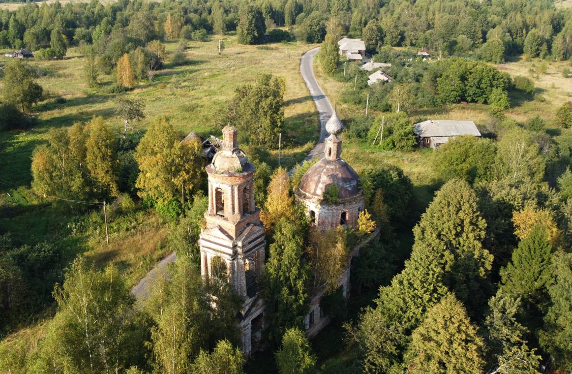 Павловское. Церковь Успения Пресвятой Богородицы. общий вид в ландшафте