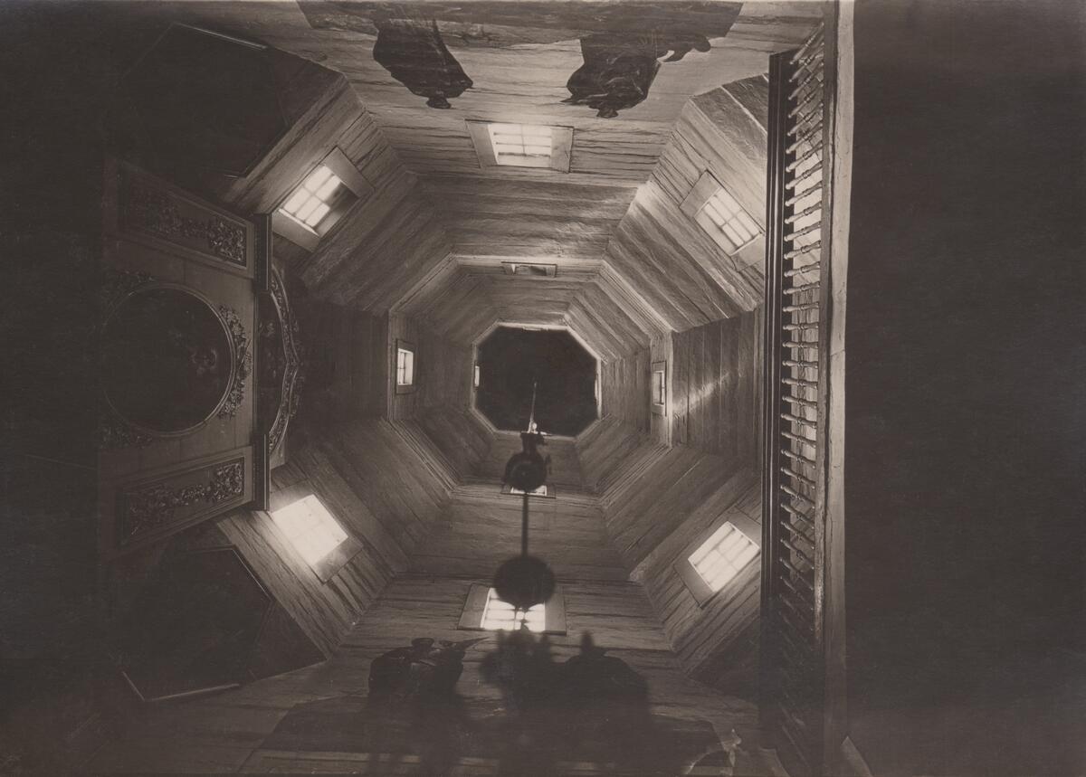 Интерьер церкви. Центральный ярусный объём Фото С.А. Таранушенко, 1928. С flickr.com., архивная фотография. Церковь Рождества Пресвятой Богородицы, Смоляниново (Новоайдарский район, Украина, Луганская область)