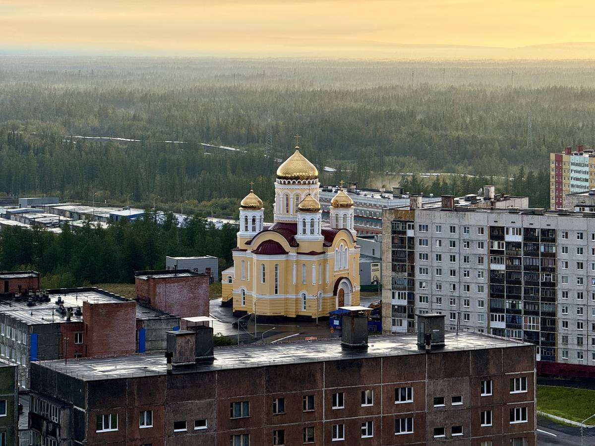 Церковь Варвары великомученицы в Талнахе, Норильск (Норильск, город, Красноярский край). общий вид в ландшафте, Вид со смотровой площадки на Енисейской ул.