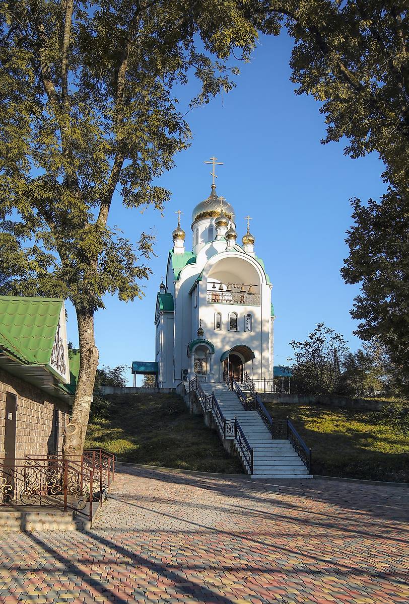 общий вид в ландшафте. Церковь Петра и Павла, Новые Поляны (Апшеронский район, Краснодарский край)