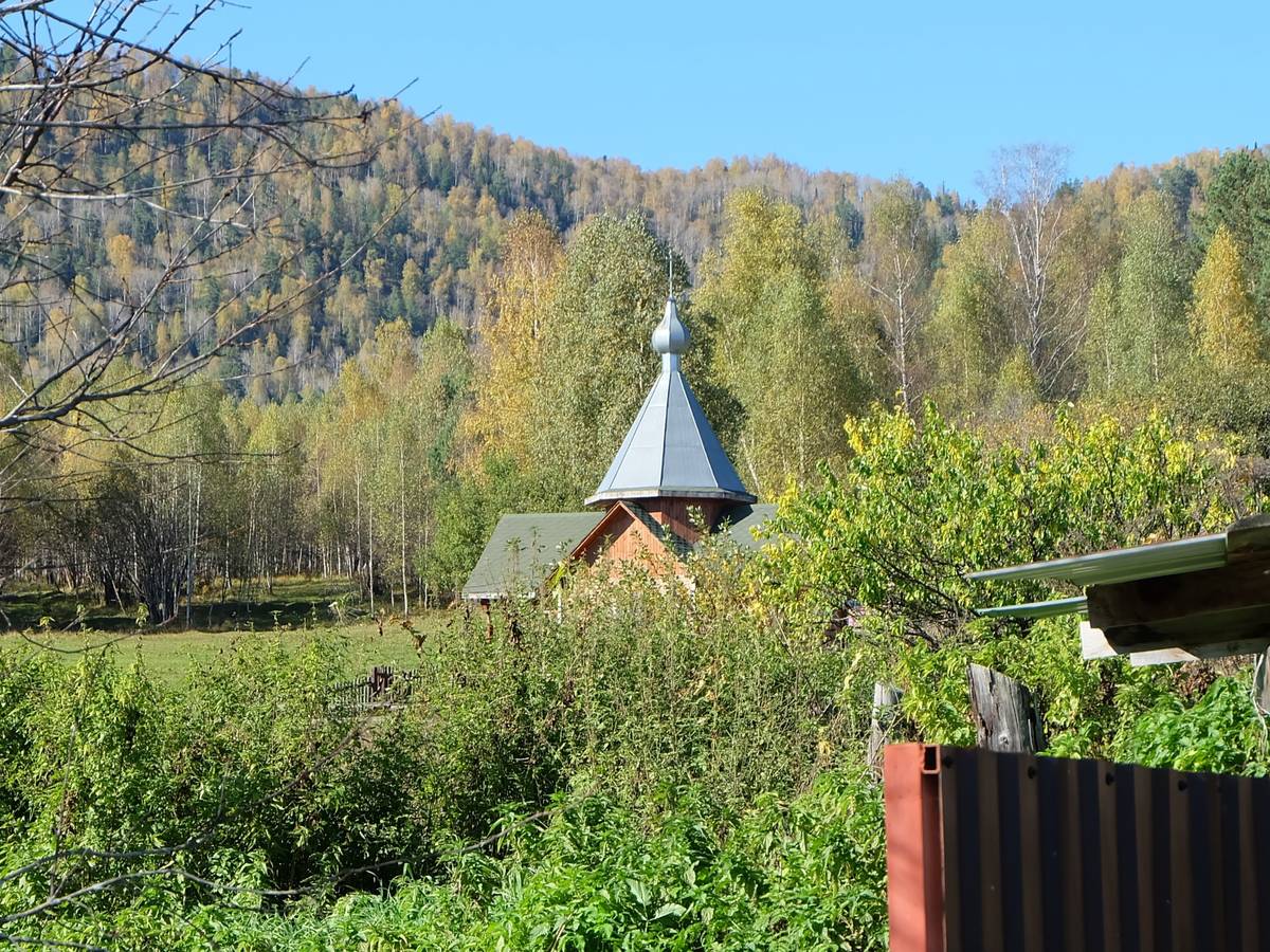Церковь Преображения Господня, Яйлю (Турочакский район, Республика Алтай). общий вид в ландшафте