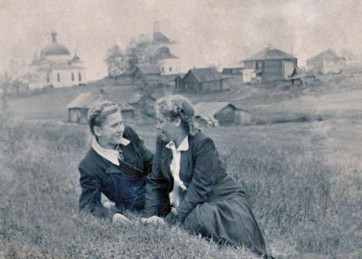 Храмовый комплекс. Церкви Николая Чудотворца и Всех Святых, Погост Никольский (Усть-Кубинский район, Вологодская область). архивная фотография, Фото около середины ХХ в. Слева - Никольская церковь, правее - Всехсвятская. Из группы ВК 