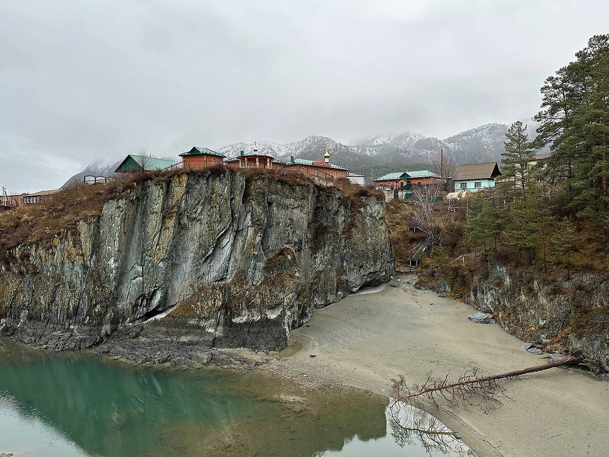 общий вид в ландшафте. Неизвестная домовая церковь при Духовно-просветительском центре «Паломник», Чемал (Чемальский район, Республика Алтай)