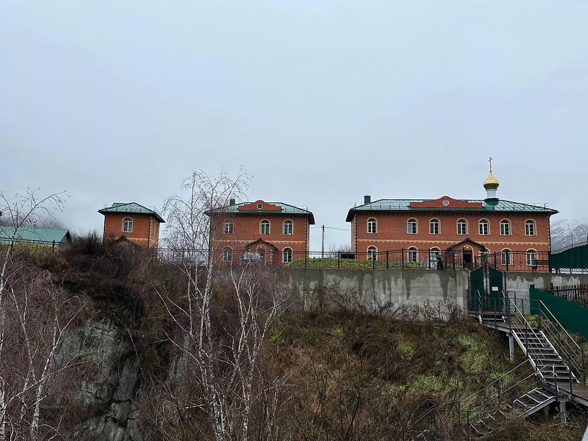 общий вид в ландшафте. Неизвестная домовая церковь при Духовно-просветительском центре «Паломник», Чемал (Чемальский район, Республика Алтай)