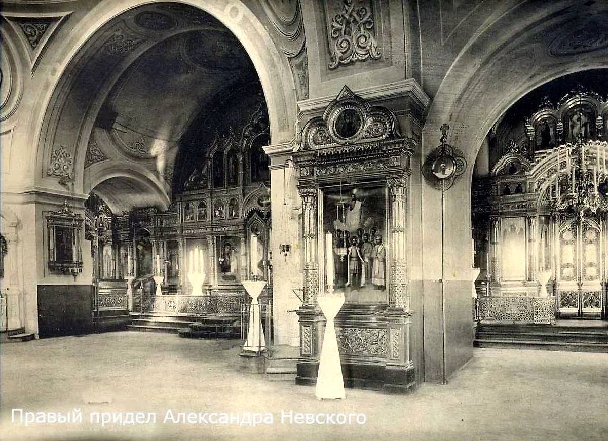 Интерьер правого придела во имя Александра Невского. Фотография, с приблизительной датировкой: 1900-1912 гг., архивная фотография. Церковь Троицы Живоначальной (старая), Карабаново (Александровский район, Владимирская область)