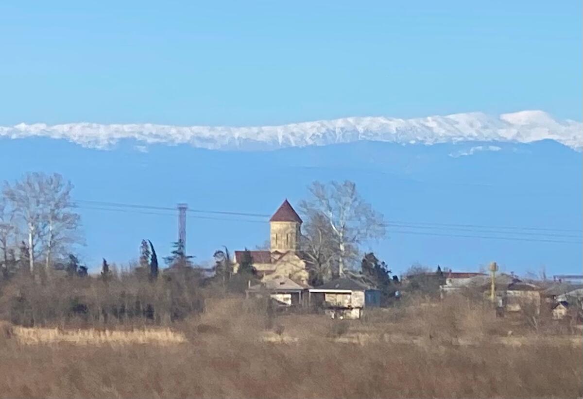 Неизвестная церковь, Самтредиа (Имеретия, Грузия). общий вид в ландшафте, Вид с трассы Тбилиси-Батуми