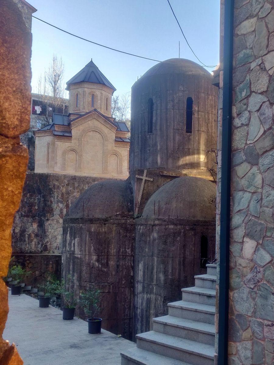 Монастырь Всех Грузинских Святых, Ферия (Аджария, Грузия). фасады, Две церкви, включая строящуюся