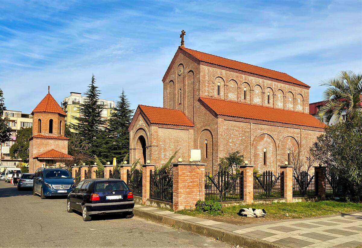 Церковь Тбели Абусеридзе, Батуми (Аджария, Грузия). общий вид в ландшафте, Общий вид церкви и колокольни с дворового проезда