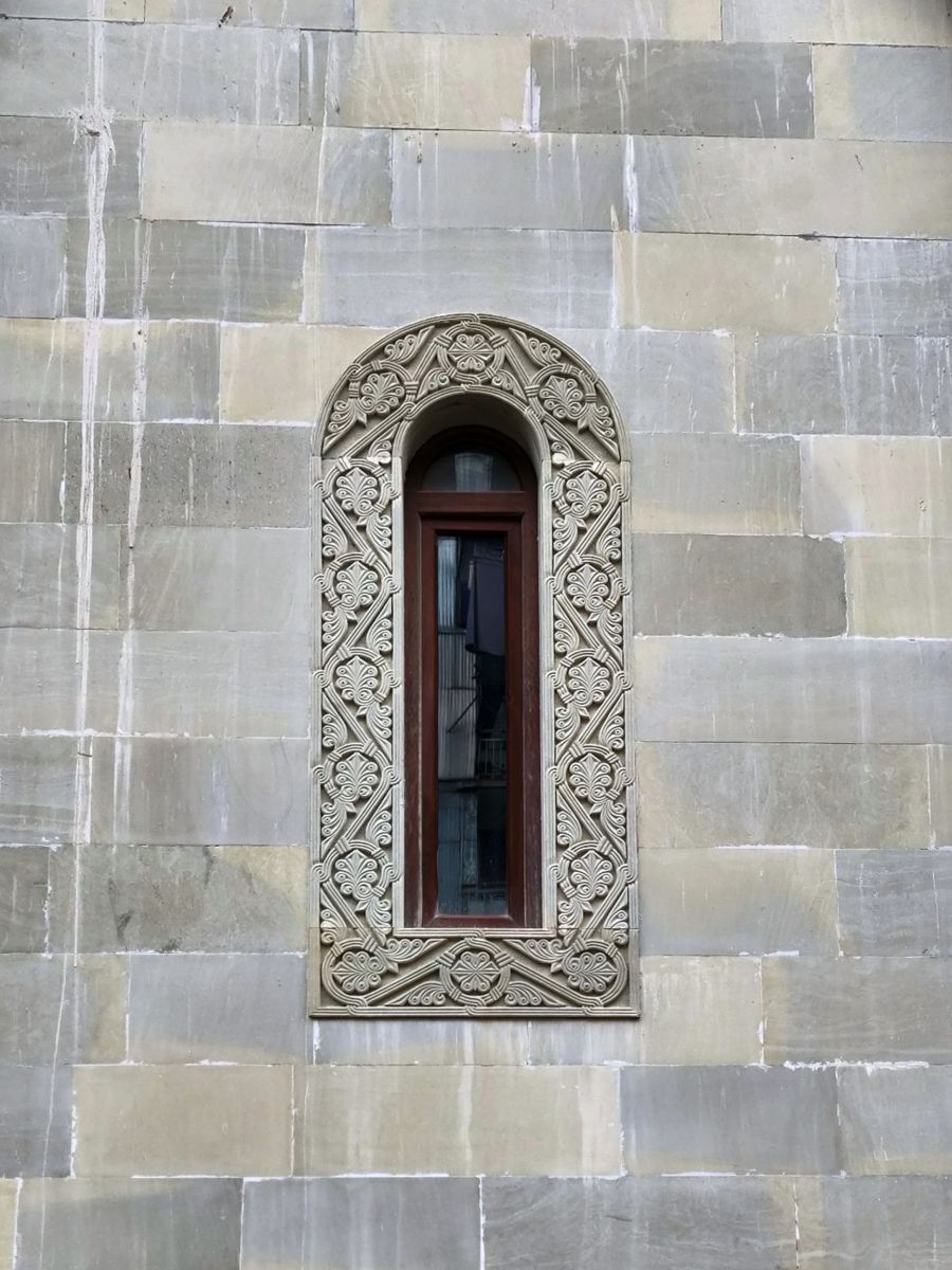 Батуми. Церковь Вахтанга Горгасали. архитектурные детали, Оформление оконного проема в северной стене