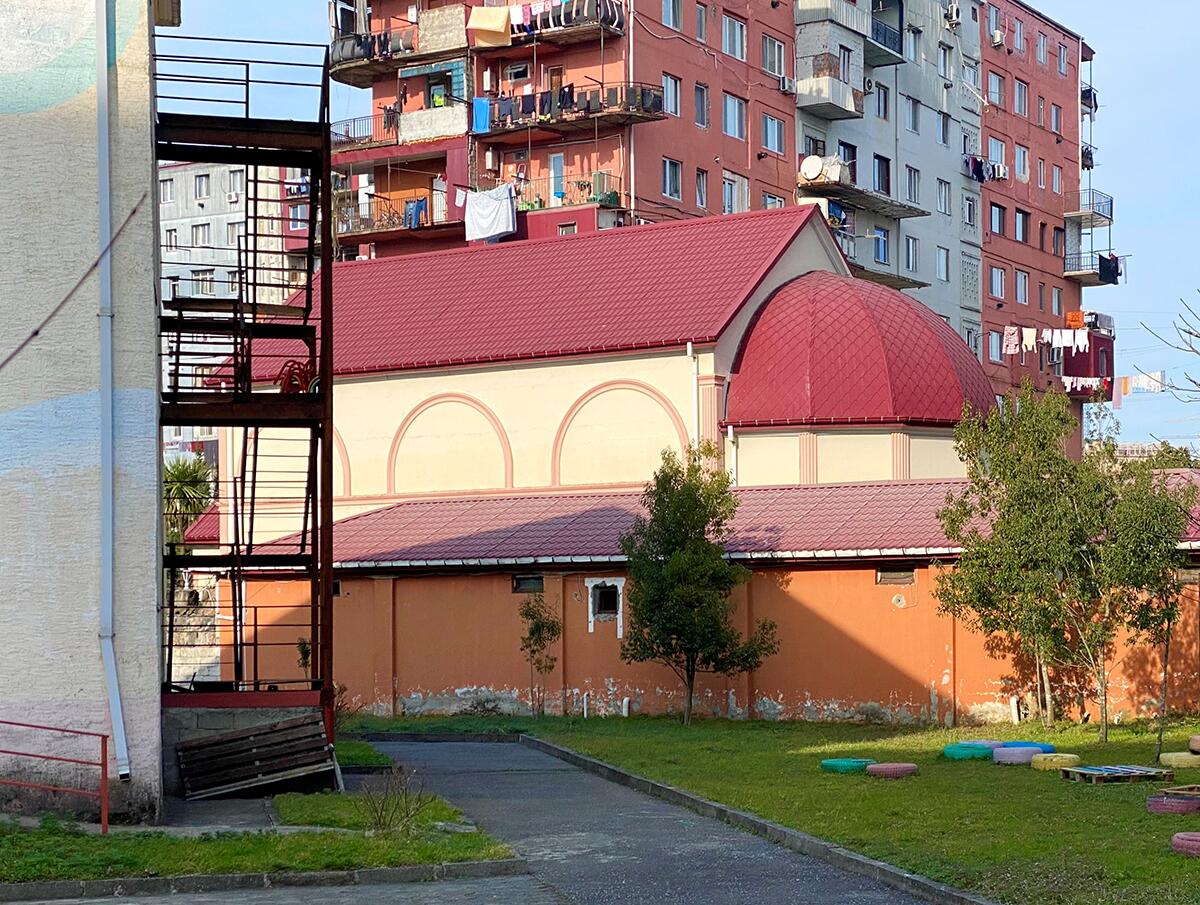 Церковь Давида Строителя в Агмашенебели, Батуми (Аджария, Грузия). фасады, Вид через территорию детского сада