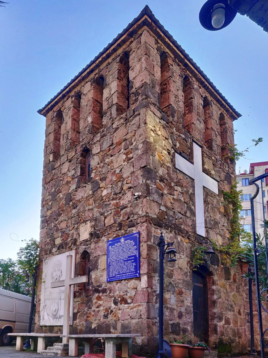Церковь Давида Строителя в Агмашенебели, Батуми (Аджария, Грузия). архитектурные детали, Колокольня от ворот