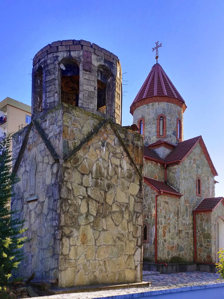 Батуми. Церковь Евдемона Диасамидзе. фасады, Вид на колокольню и церковь от входа на территорию, с северо-востока 