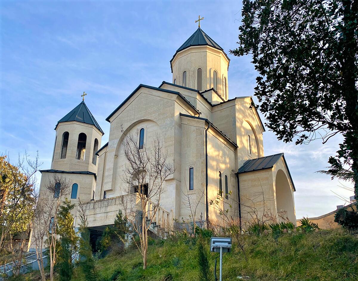 Кутаиси. Церковь Давида Строителя. фасады, Вид с юго-запада, со склона холма