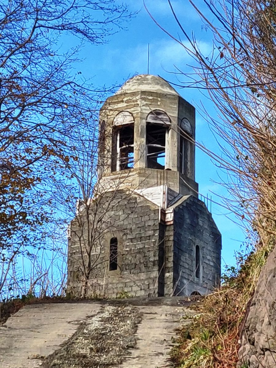 Церковь Воскресения Христова в Кахабери (строящаяся), Батуми (Аджария, Грузия). архитектурные детали, Колокольня от подъема дороги