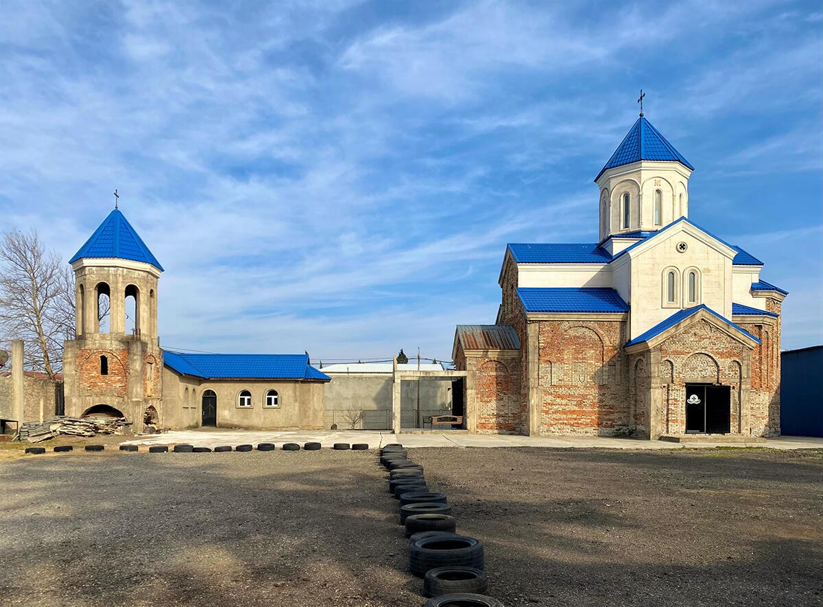 Церковь Нины равноапостольной на проспекте Чавчавадзе, Кутаиси (Имеретия, Грузия). фасады, Церковь и колокольня, вид с юга