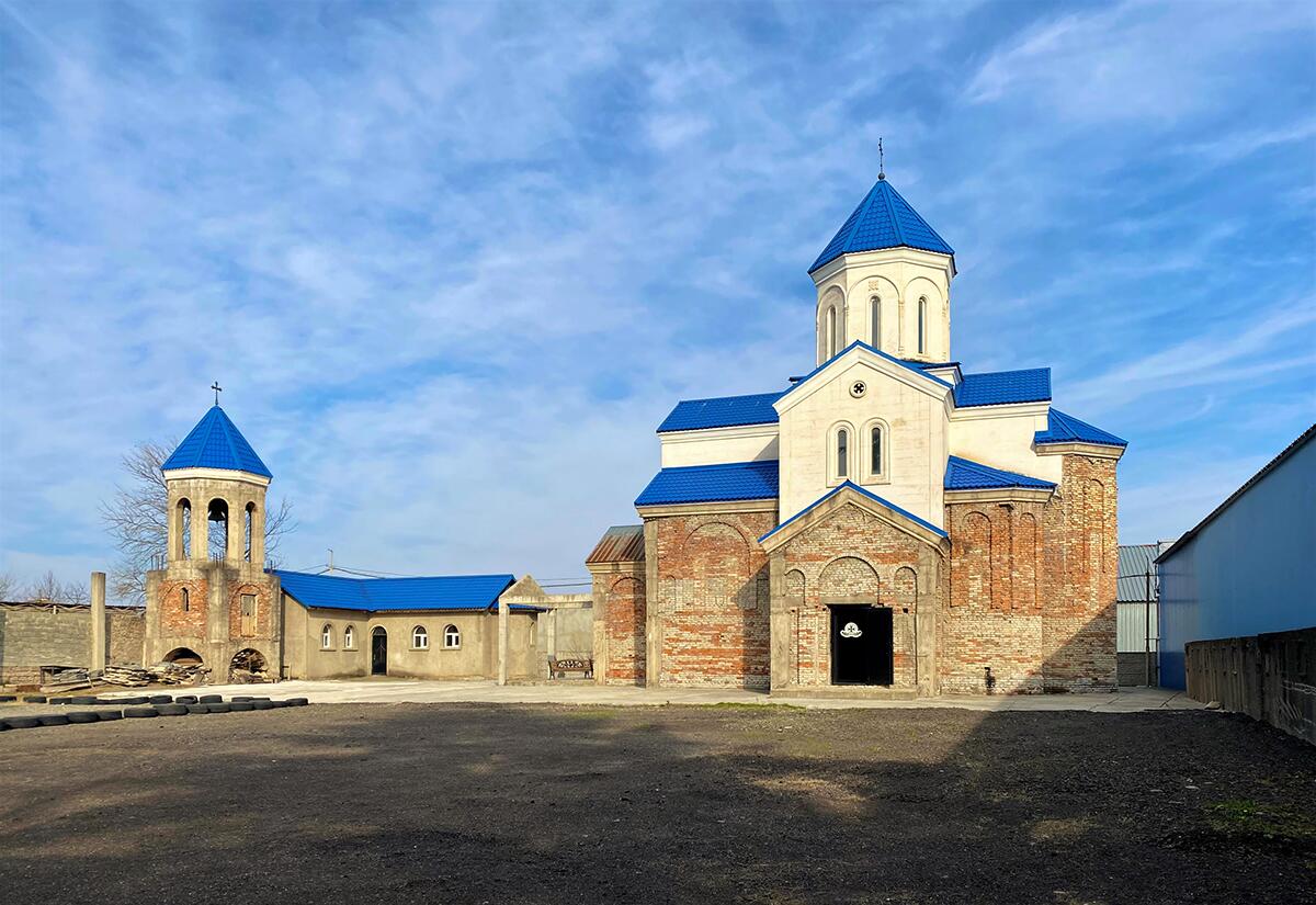 Церковь Нины равноапостольной на проспекте Чавчавадзе, Кутаиси (Имеретия, Грузия). фасады, Церковь и колокольня, вид с юго-востока