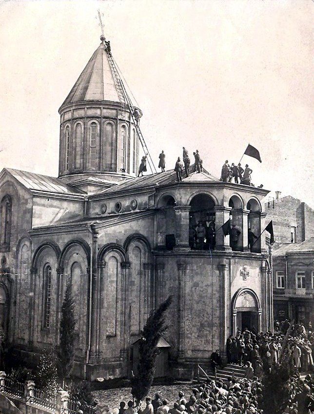 Собор Александра Невского, Кутаиси (Имеретия, Грузия). архивная фотография, Снятие креста, фото 1924 г. Источник - pastvu.com/p/427196