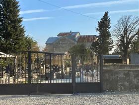 Кутаиси. Церковь Михаила Архангела и прочих Небесных Сил бесплотных на кладбище Квитири