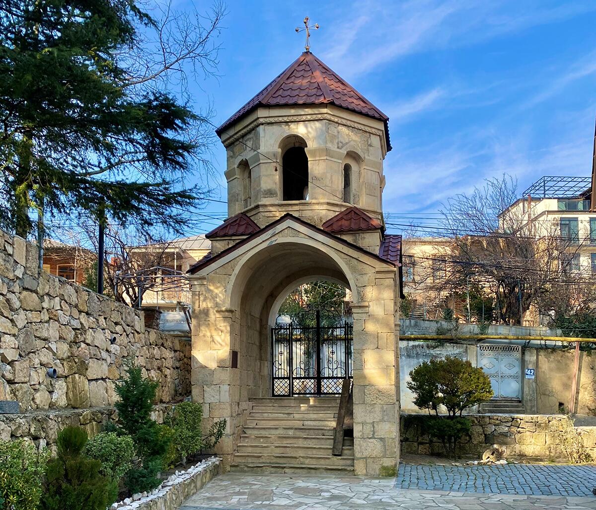 Неизвестная церковь у парка Бесариона Габашвили, Кутаиси (Имеретия, Грузия). дополнительная информация, Отдельно стоящая колокольня