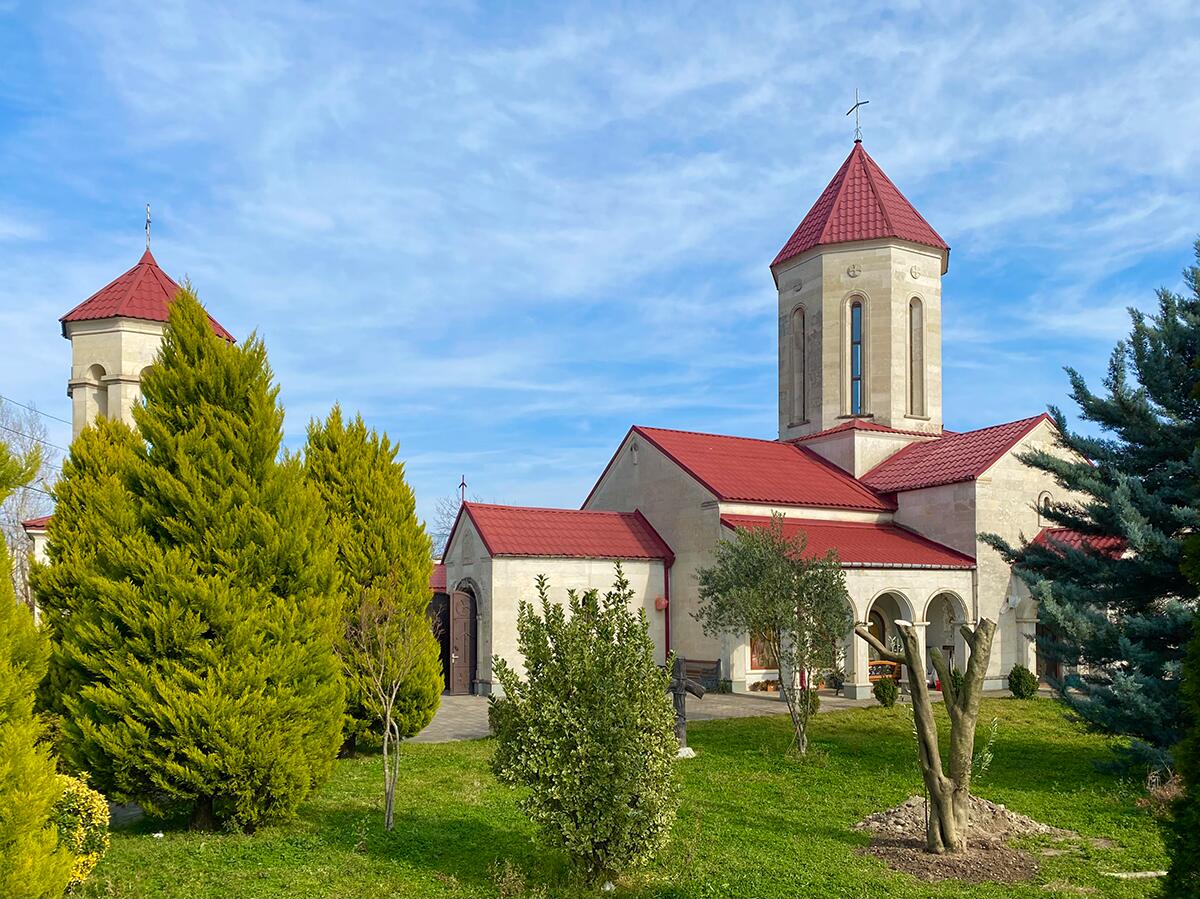 Церковь Нины равноапостольной в Пасилиоки, Кутаиси (Имеретия, Грузия). фасады, Церковь и колокольня, вид с юга с ул. Оцхели