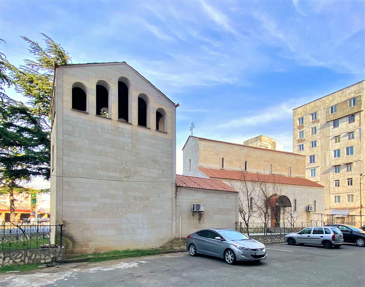 Кутаиси. Церковь Двенадцати апостолов. фасады, Вид с юга от д. 15 по просп. Гамсахурдия
