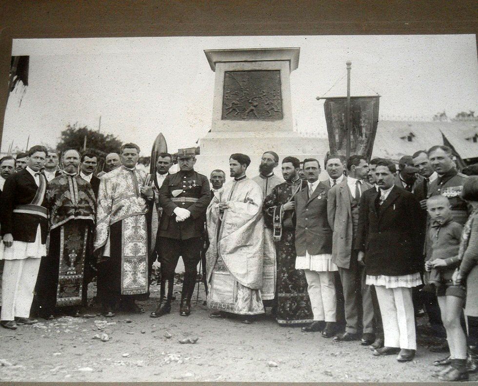 Церковь Николая Чудотворца, Скорцени (Прахова, Румыния). архивная фотография, Открытие памятника Героям I Мiровой войны в храмовой ограде 