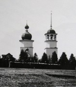 Церковь Успения Пресвятой Богородицы, Успенская церковь и колокольня. Копия снимка К. Ф. Некрасова начала 1910-х из коллекции А. А. Чемесова<br>, Чекуево, Онежский район, Архангельская область