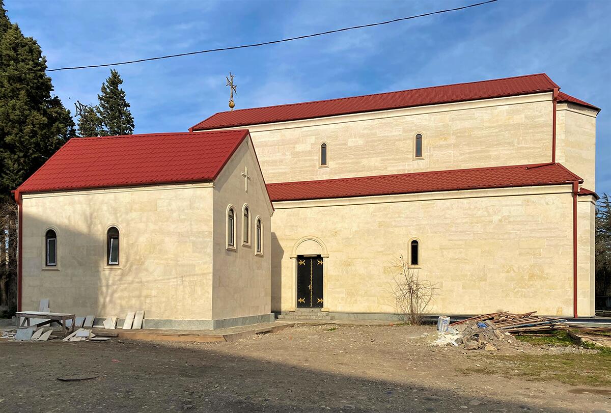 Кутаиси. Церковь Новомучеников Грузинских (новая). фасады, Южный фасад, слева - часовня