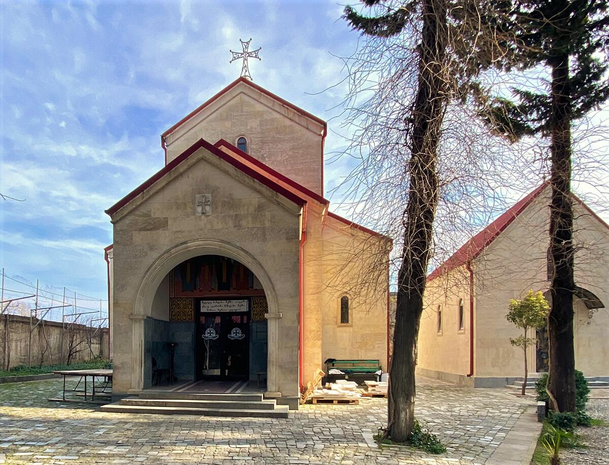 Церковь Новомучеников Грузинских (новая), Кутаиси (Имеретия, Грузия). фасады, Вид с запада, справа - часовня
