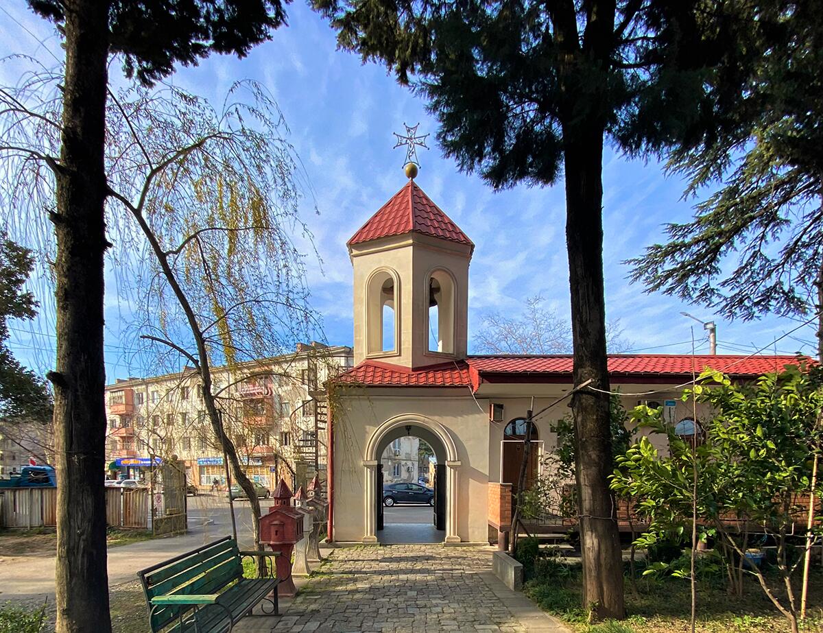 Церковь Новомучеников Грузинских (новая), Кутаиси (Имеретия, Грузия). дополнительная информация, Колокольня, вид от входа в церковь