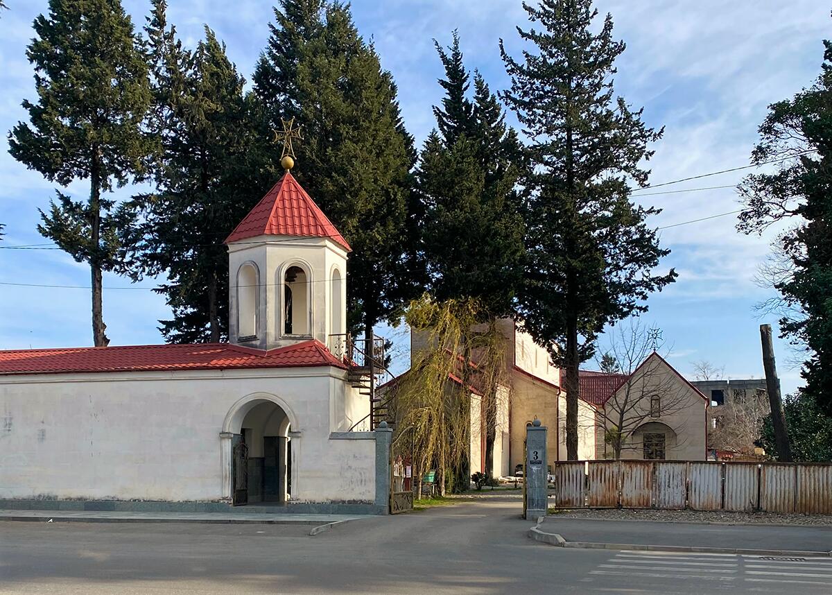 Церковь Новомучеников Грузинских (новая), Кутаиси (Имеретия, Грузия). общий вид в ландшафте, Общий вид церковного комплекса: отдельно стоящая колокольня при входе, церковь и часовня