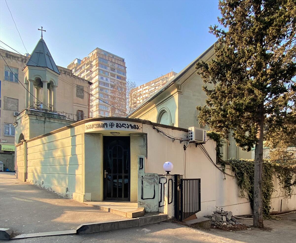 Тбилиси. Церковь Тамары царицы. фасады, Вид с востока, угол церковной территории занимает лавка