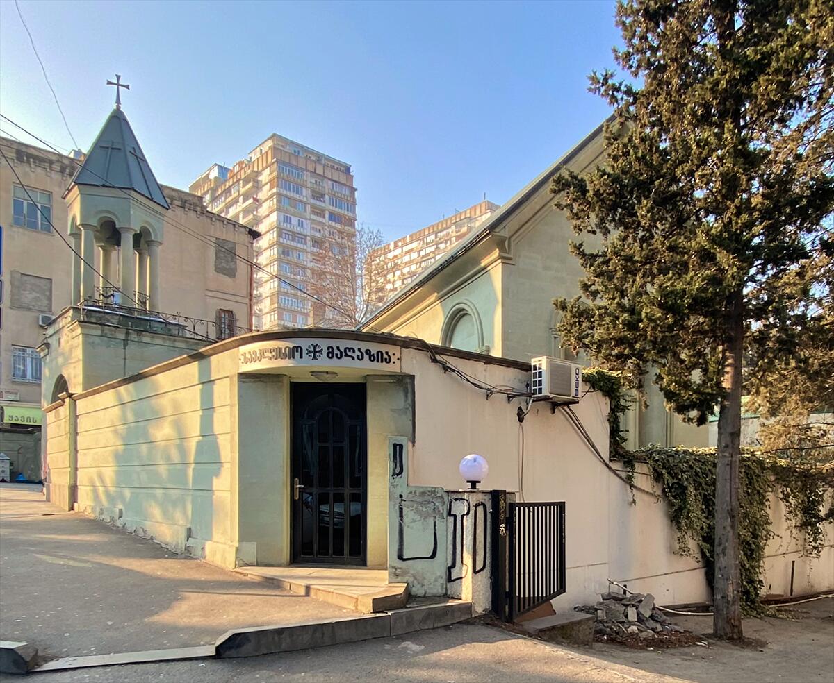 Церковь Тамары царицы, Сабурталинский район (Тбилиси, город, Грузия). фасады, Вид с востока, угол церковной территории занимает лавка