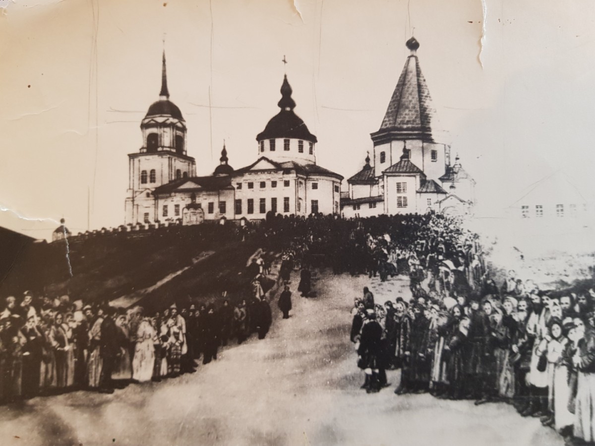 Церковь Введения во храм Пресвятой Богородицы  на Верюжском Введенском погосте, Бестужево (Устьянский район, Архангельская область). архивная фотография, Введенская церковь слева от шатровой церкви Рождества Богородицы
