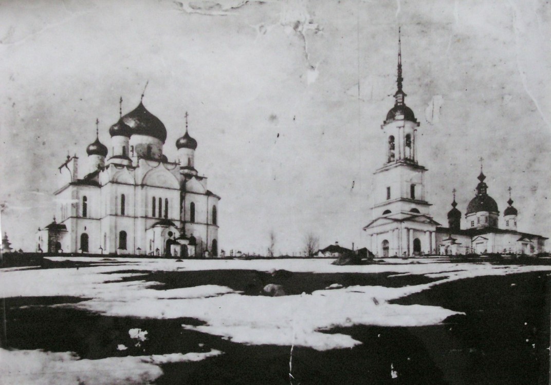 Кумзеро. Церковь Богоявления Господня. архивная фотография, Церковь Богоявления Господня (зимняя) -  справа