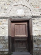 Церковь Василия Великого, Вход в притвор с южной стороны, остатки креста над дверным проемом<br>, Трилья, Бурса, Турция