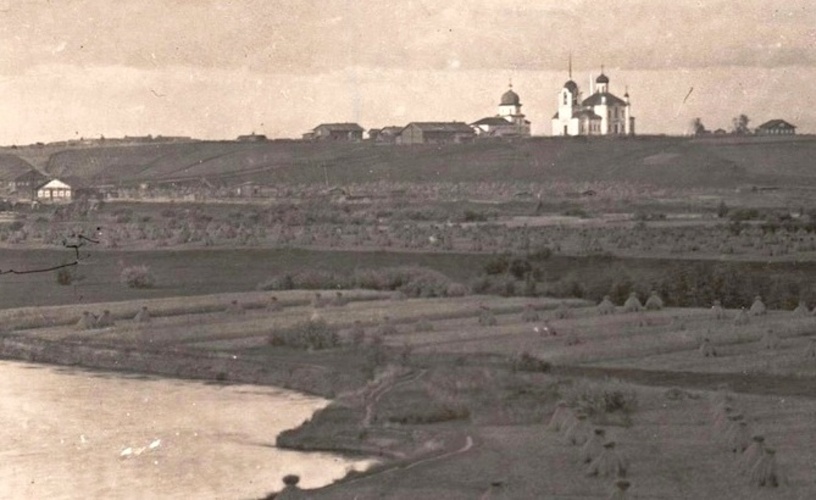 Храмовый комплекс. Церкви Благовещения Пресвятой Богородицы и Воскресения Христова, Усть-Паденьга (Шенкурский район, Архангельская область). архивная фотография, Фото начала ХХ в. Правее - каменная Воскресенская церковь, левее - деревянная Благовещенская. Из фондов Шенкурского краеведческого музея