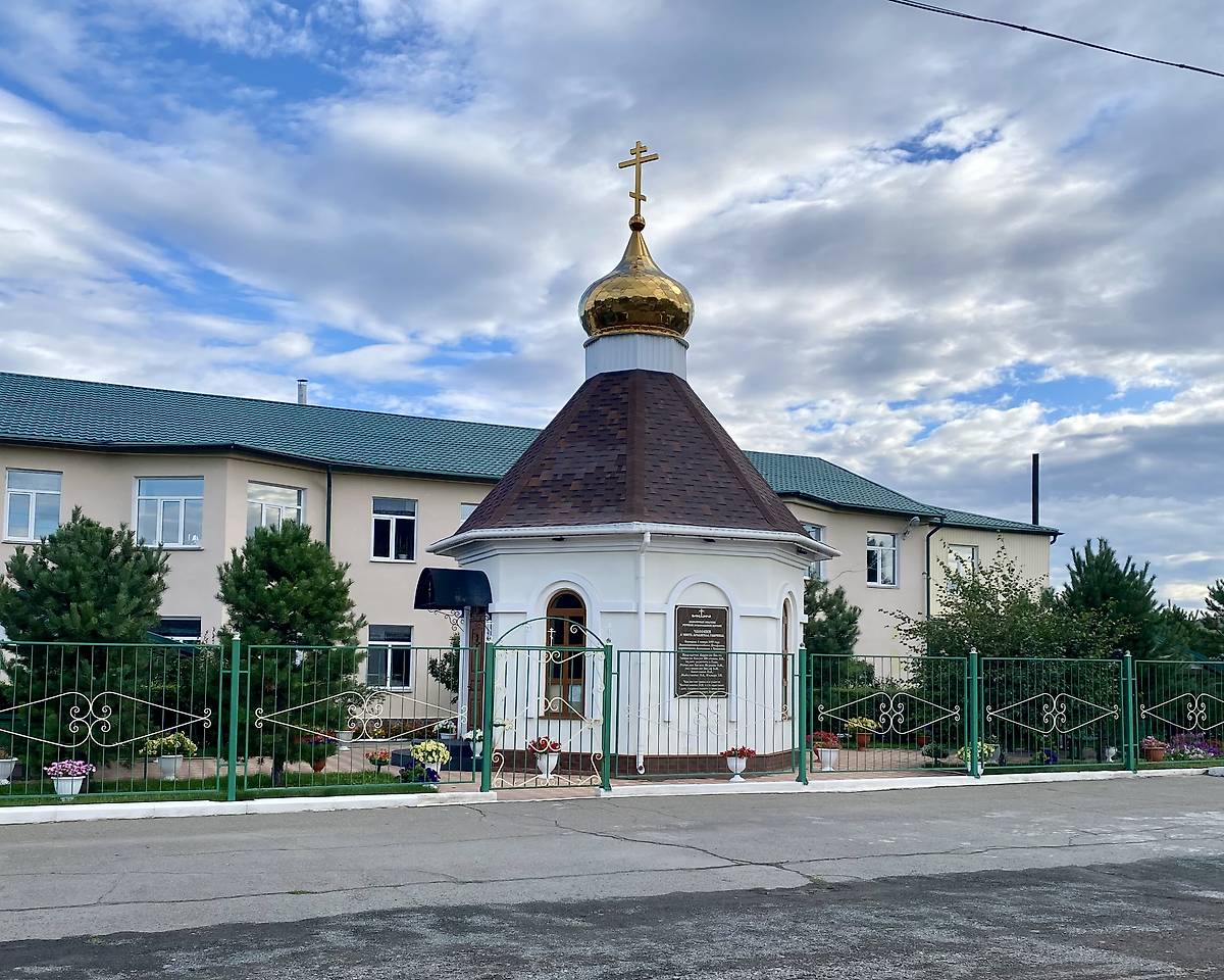 Вид с Советской улицы, общий вид в ландшафте. Часовня Гавриила Архангела, Аскиз, посёлок (Аскизский район, Республика Хакасия)