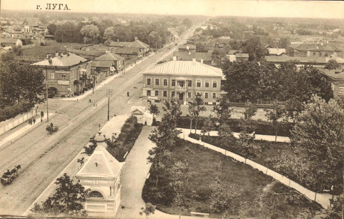 Неизвестная часовня в городском саду на Соборной площади, Луга (Лужский район, Ленинградская область). архивная фотография, Вид с колокольни собора (дореволюционная открытка)