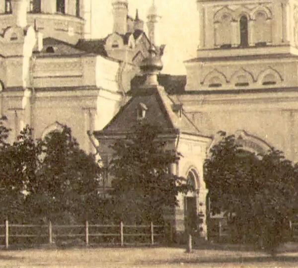 Неизвестная часовня в городском саду на Соборной площади, Луга (Лужский район, Ленинградская область). архивная фотография, Вид с северо-запада (фрагмент дореволюционной открытки)