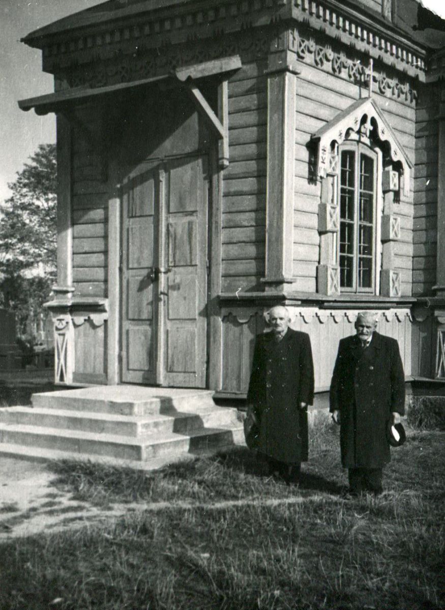 Брест. Церковь Троицы Живоначальной. архивная фотография, Крыльцо храма. Фото 1950-х годов из приходского архива