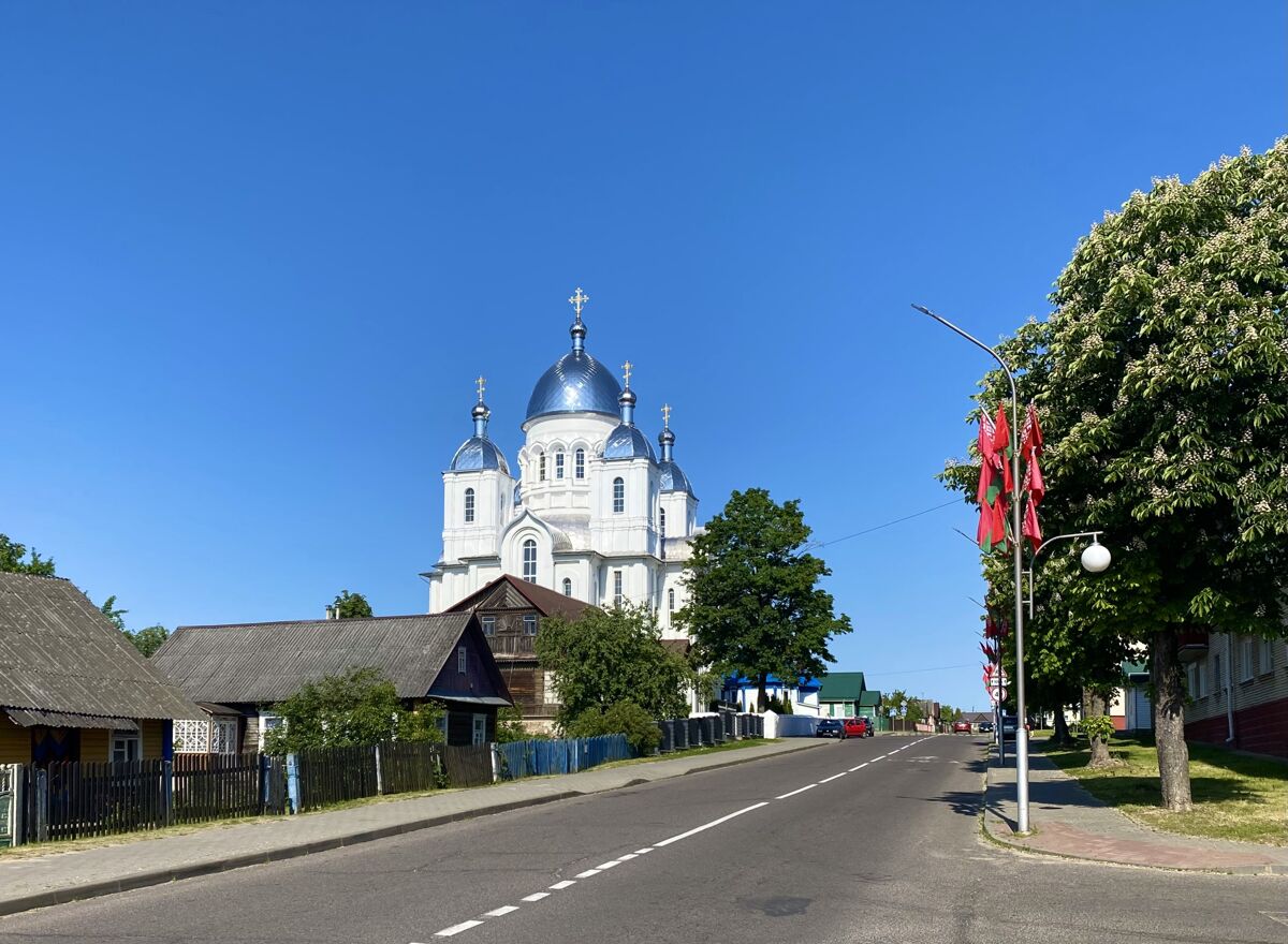 Собор Преображения Господня, Дятлово (Дятловский район, Беларусь, Гродненская область). общий вид в ландшафте, Подъём к собору улицы Красноармейской