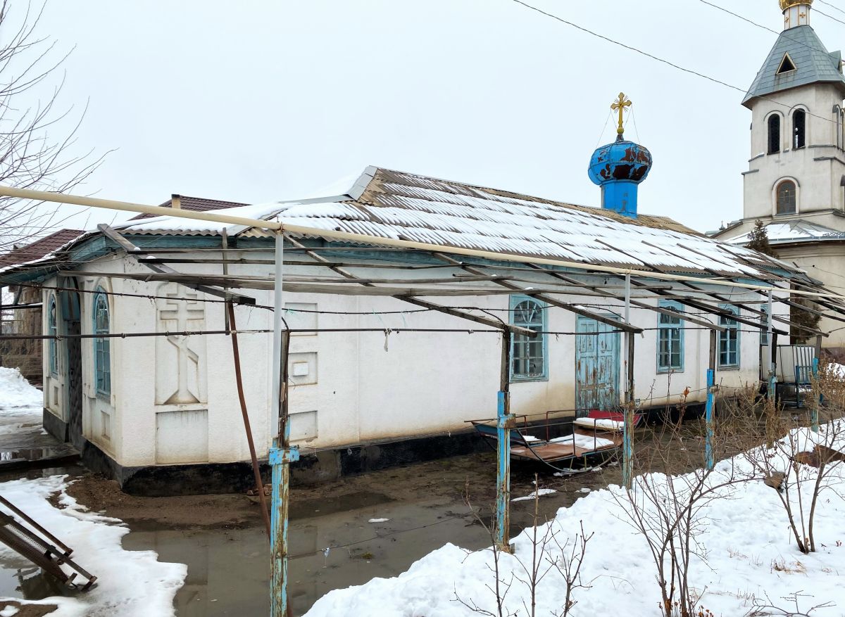 Церковь Георгия Победоносца (старая), Шу (Жамбылская область, Казахстан). фасады, Вид с юго-запада, позади справа колокольня новой церкви