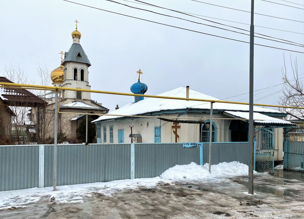 Церковь Георгия Победоносца (старая), Шу (Жамбылская область, Казахстан). общий вид в ландшафте, Общий вид с Школьной улицы, позади слева новая церковь