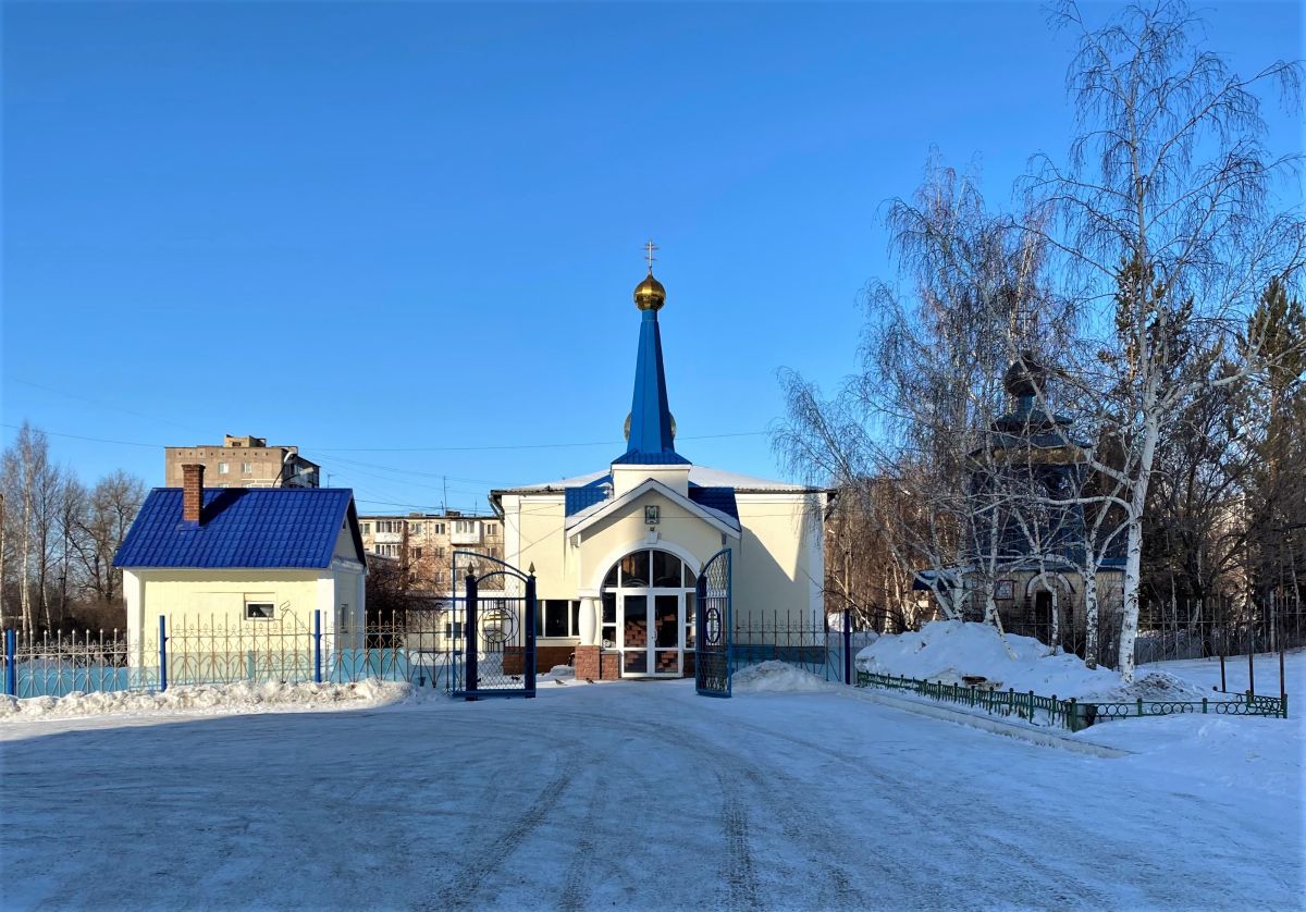 Церковь Покрова Пресвятой Богородицы, Темиртау (Карагандинская область, Казахстан). общий вид в ландшафте, Общий вид с юга. Сторожка, церковь и отдельно стоящая звонница