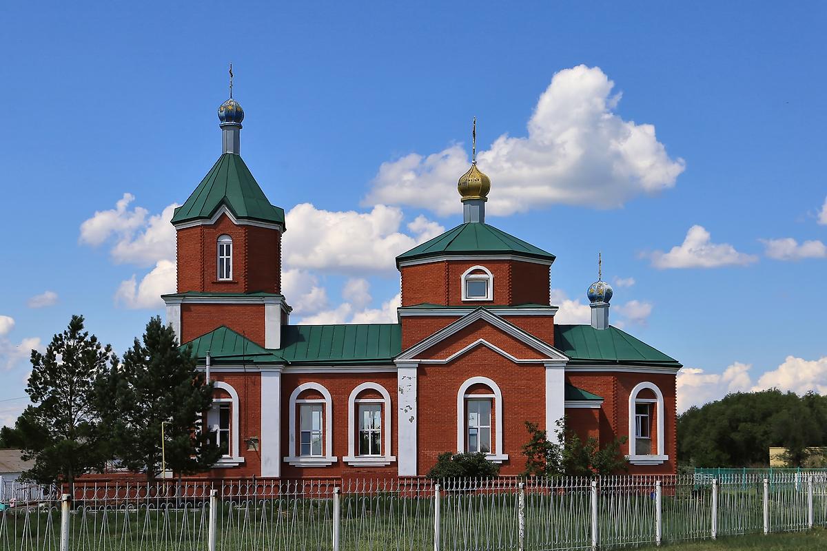 общий вид в ландшафте. Церковь Царственных страстотерпцев, Полтавка (Полтавский район, Омская область)