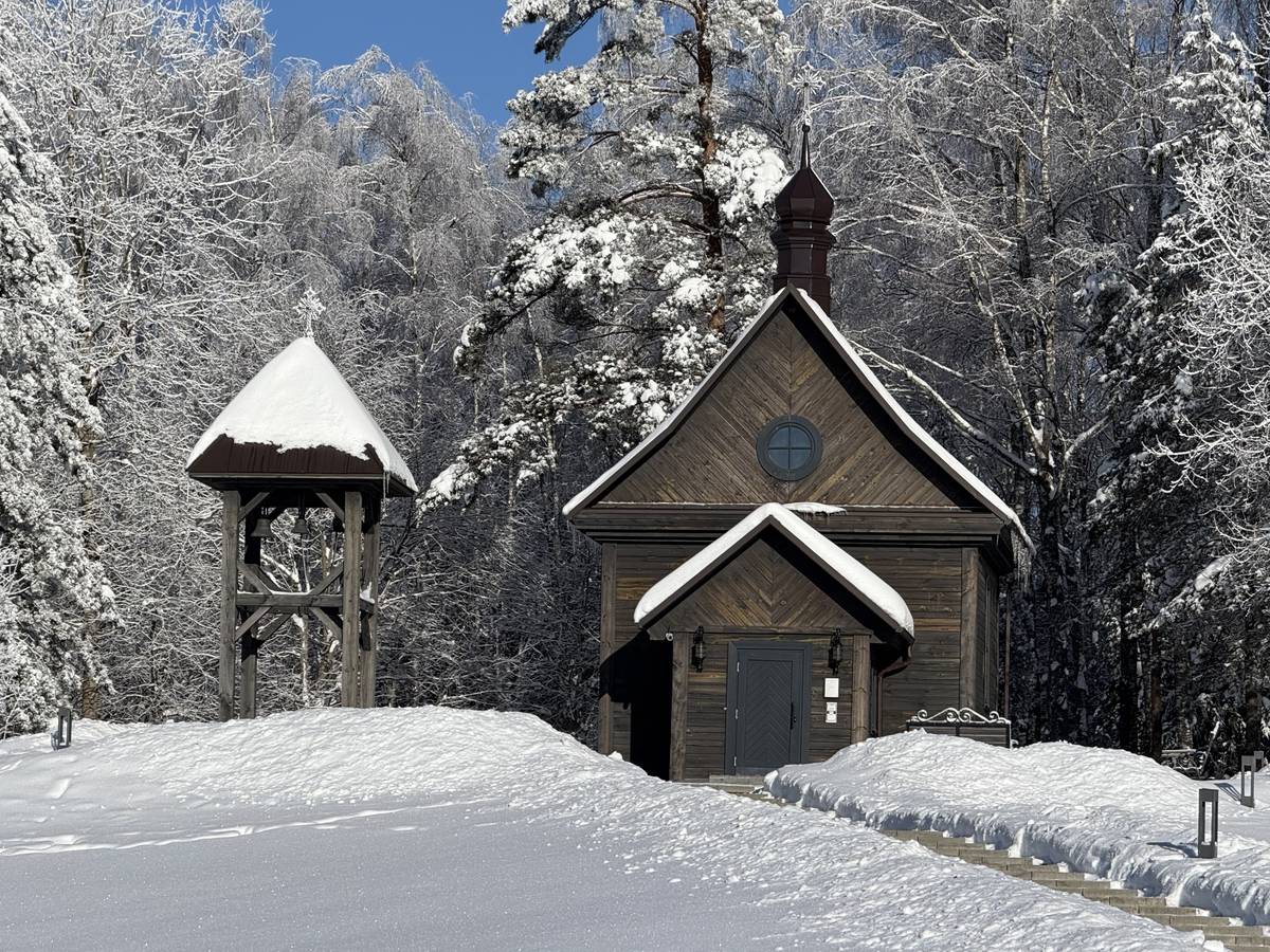 Вид с запада, фасады. Церковь Рождества Пресвятой Богородицы, Хатынь (Логойский район, Беларусь, Минская область)