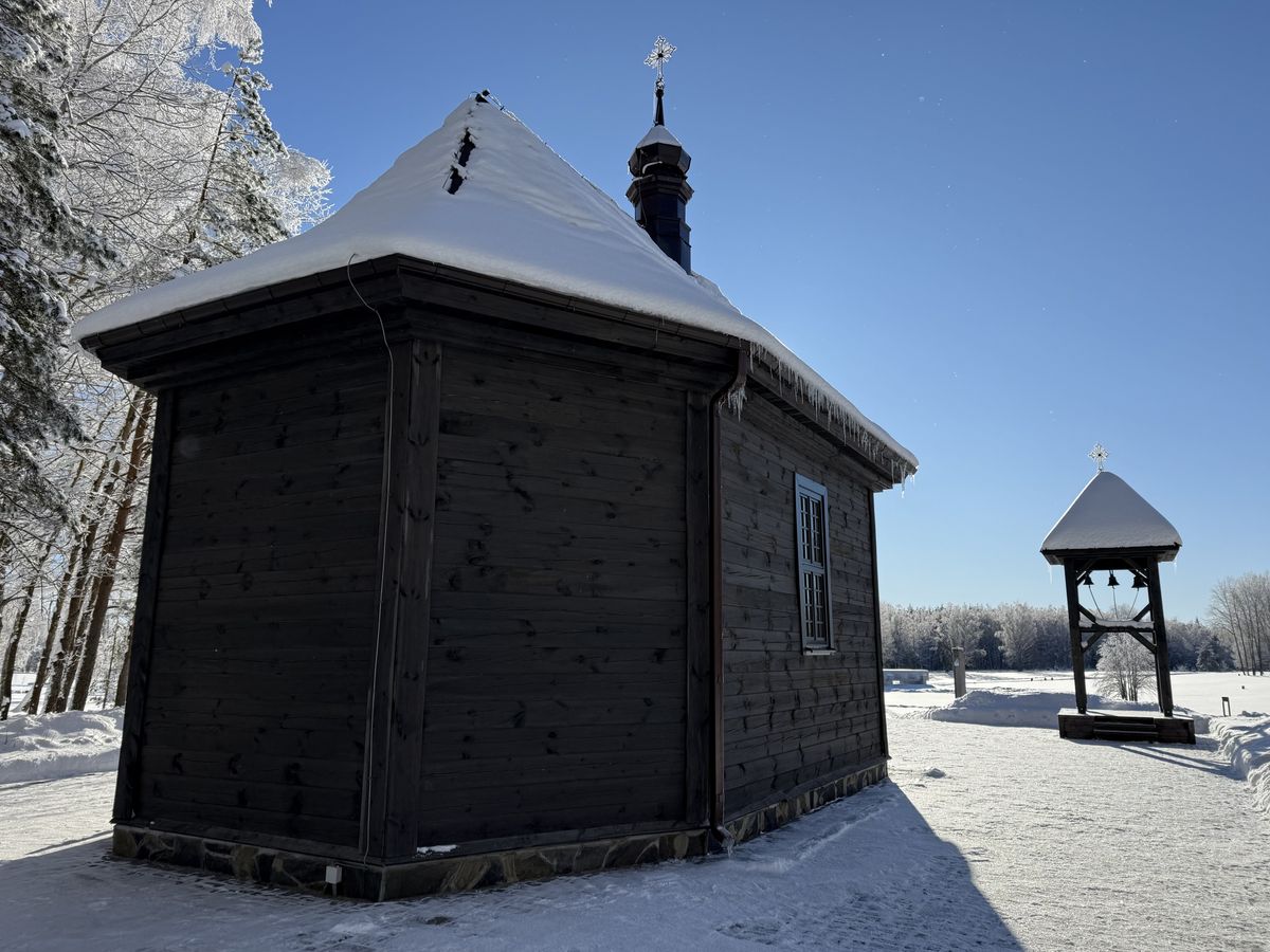 Вид с северо-востока, фасады. Церковь Рождества Пресвятой Богородицы, Хатынь (Логойский район, Беларусь, Минская область)