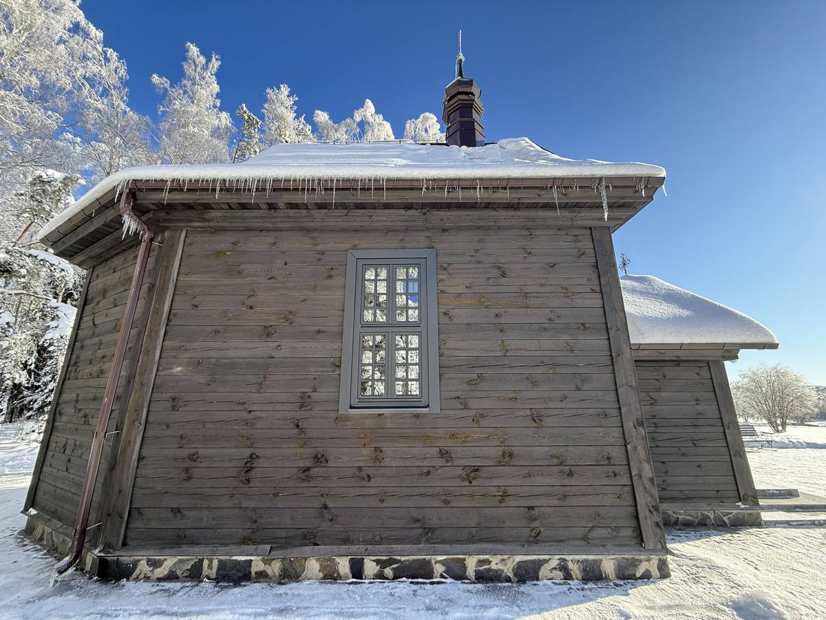Вид с севера, фасады. Церковь Рождества Пресвятой Богородицы, Хатынь (Логойский район, Беларусь, Минская область)