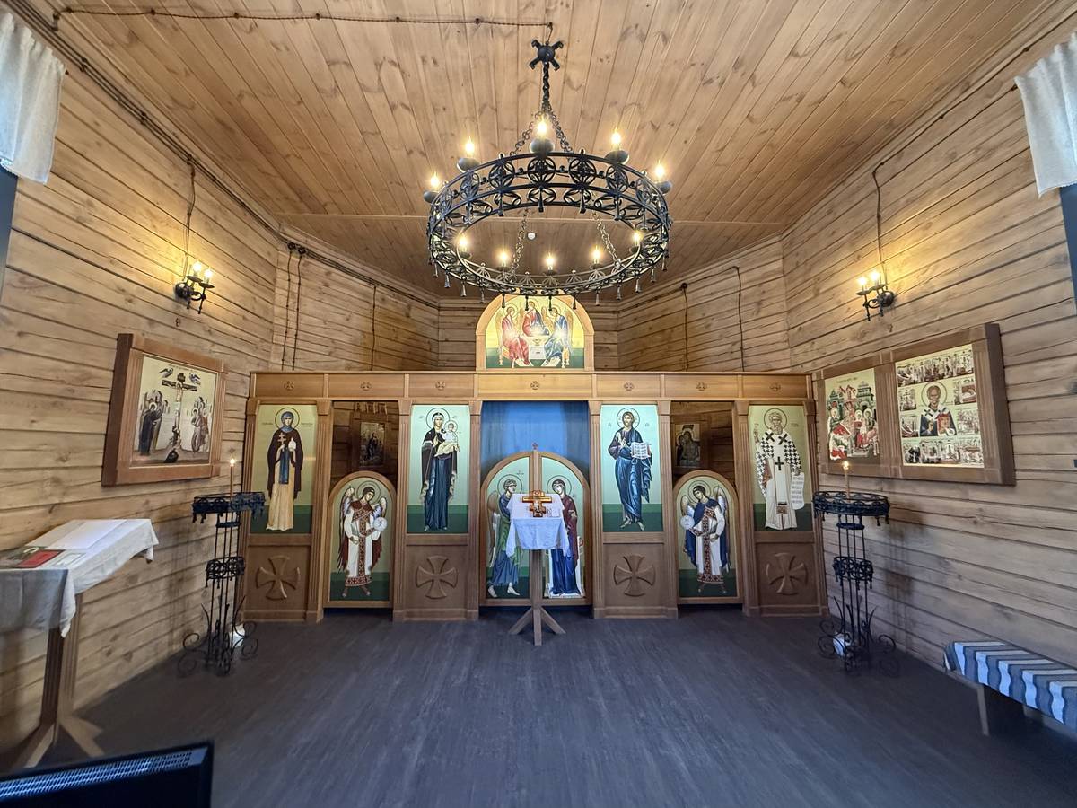 Иконостас, интерьер и убранство. Церковь Рождества Пресвятой Богородицы, Хатынь (Логойский район, Беларусь, Минская область)